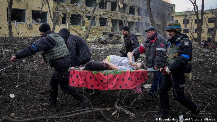 عام 2022 في صور: حروب وانتهاكات وكوارث أرضية واختراقات فضائية Ukraine zerstörte Geburtsklinik in Mariupol Foto Picture Alliance 