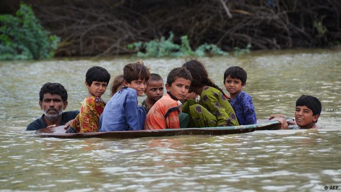 عام 2022 في صور: حروب عدوانية وانتهاكات حقوقية وكوارث أرضية واختراقات فضائية Bilder des Jahres 2022  Pakistan Überschwemmungen Foto AFP