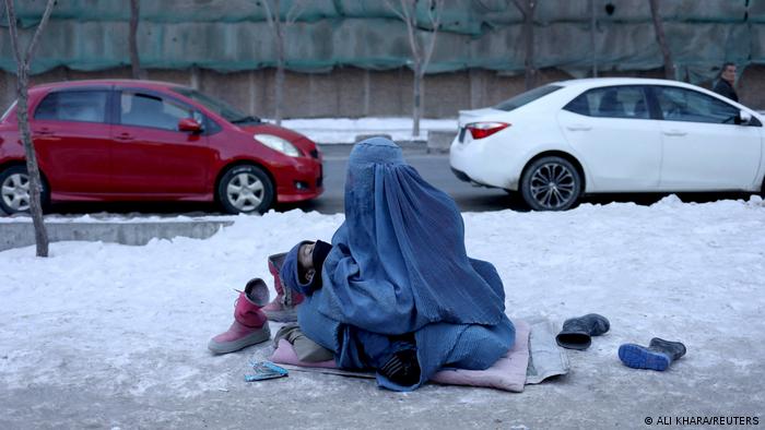 عام 2022: انتهاكات حقوقية وحروب عدوانية وكوارث أرضية واختراقات فضائية Bilder des Jahres 2022 Afghanistan Hunger Foto Reuters 