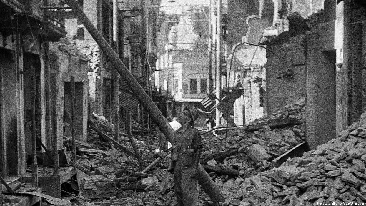 An Indian street devastated following partition riots in 1947 (image: picture-alliance/dpa/AP Images)