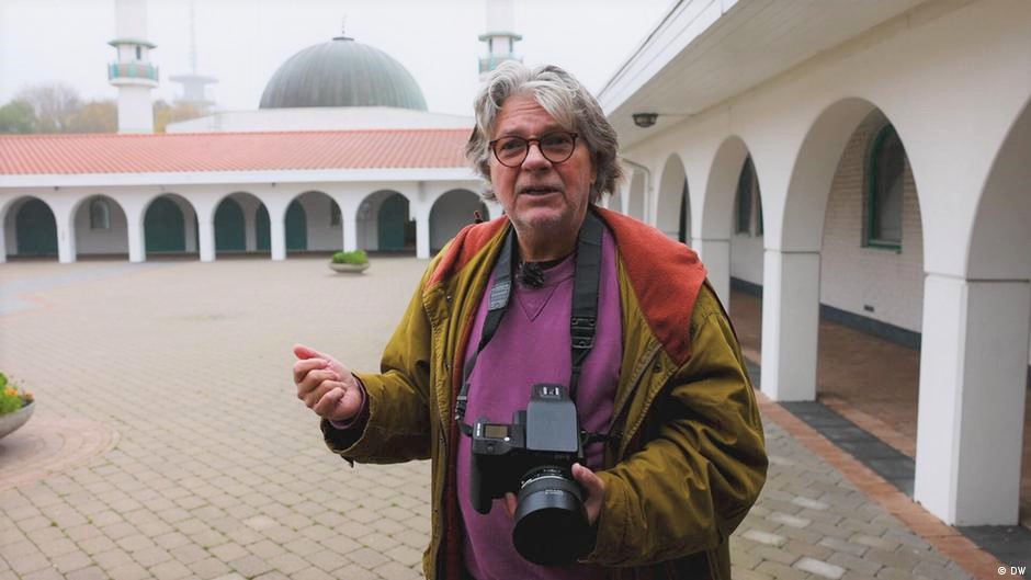 German-Danish photographer Eckhard Ahmed Krausen is fascinated by mosque architecture. The devout Muslim has photographed over 70 European mosques in this ongoing project.