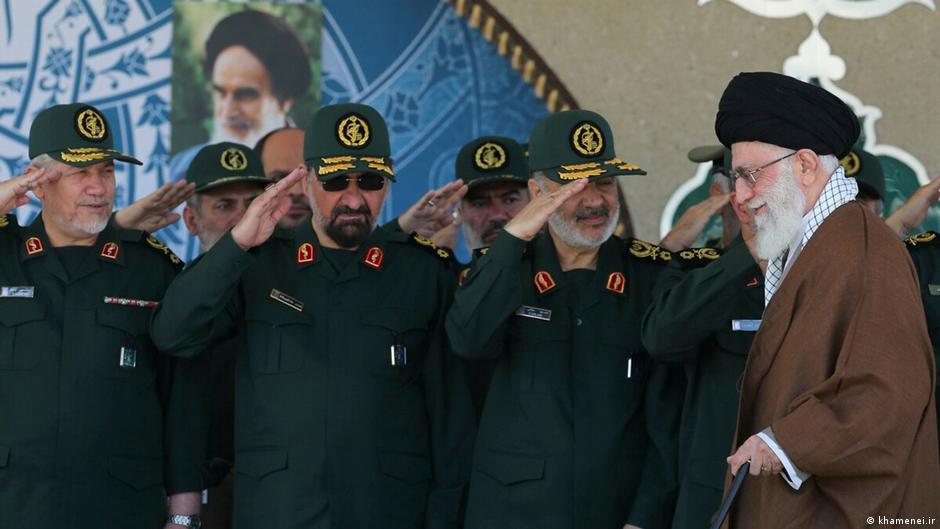 Revolutionsgardisten mit Ali Khamenei; Foto: khamenei.ir