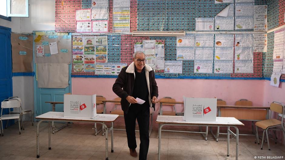 نسبة مشاركة متدنية للغاية في الانتخابات البرلمانية التونسية - والجميع يتساءل عن كيفية الخروج من الأزمة. Wahlen in Tunesien Foto AFP 