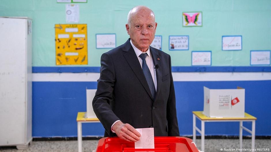 يرى خبراء أن الإقبال الضعيف عن المشاركة في الانتخابات البرلمانية 2022 / 2023 يمثل استفتاء على شعبية الرئيس قيس سعيد في تونس.  Präsident Tunesiens Kais Saied Foto Reuters  