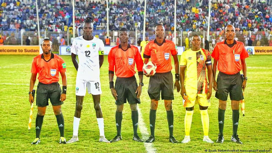 Südsudans U20-Spieler mit Joseph Loro in weiß zweiter von links; Foto: South Sudan Football Association/Facebook