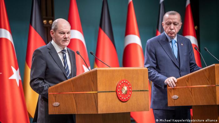 صورة أرشيف - الرئيس التركي رجب طيب إردوغان والمستشار الألماني أولاف شولتس.  Erdogan und Scholz Foto Picture Alliance
