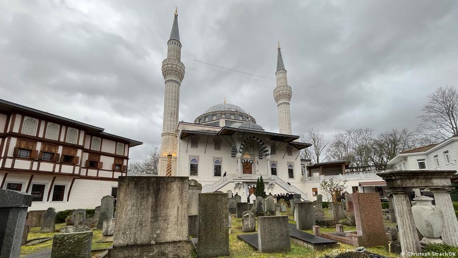 The courtyard of the Sehitlik Mosque is home to some of the oldest Muslim tombs in Berlin (image: Christoph Strack/DW) 