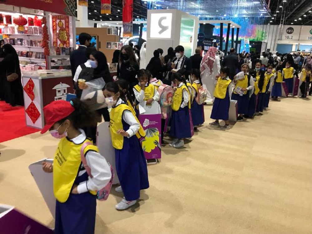 زيارد تلاميذ فصل دراسي إلى معرض أبوظبي للكتاب 2022. Eine Schulklasse auf der Buchmesse in Abu Dhabi 2022; Foto: Stefan Weidner 