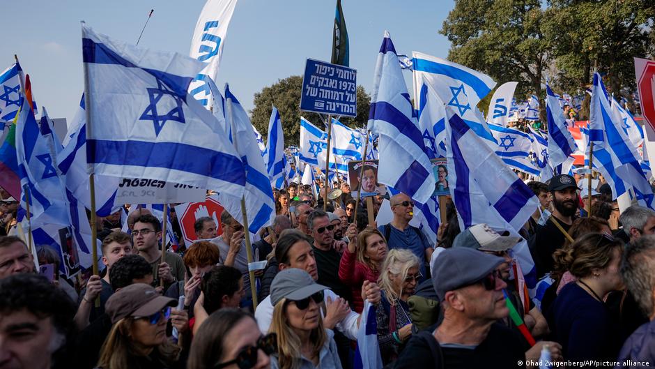 Israelis protestieren gegen Netanjahus geplante Justizreform; Foto: AP/picture-alliance