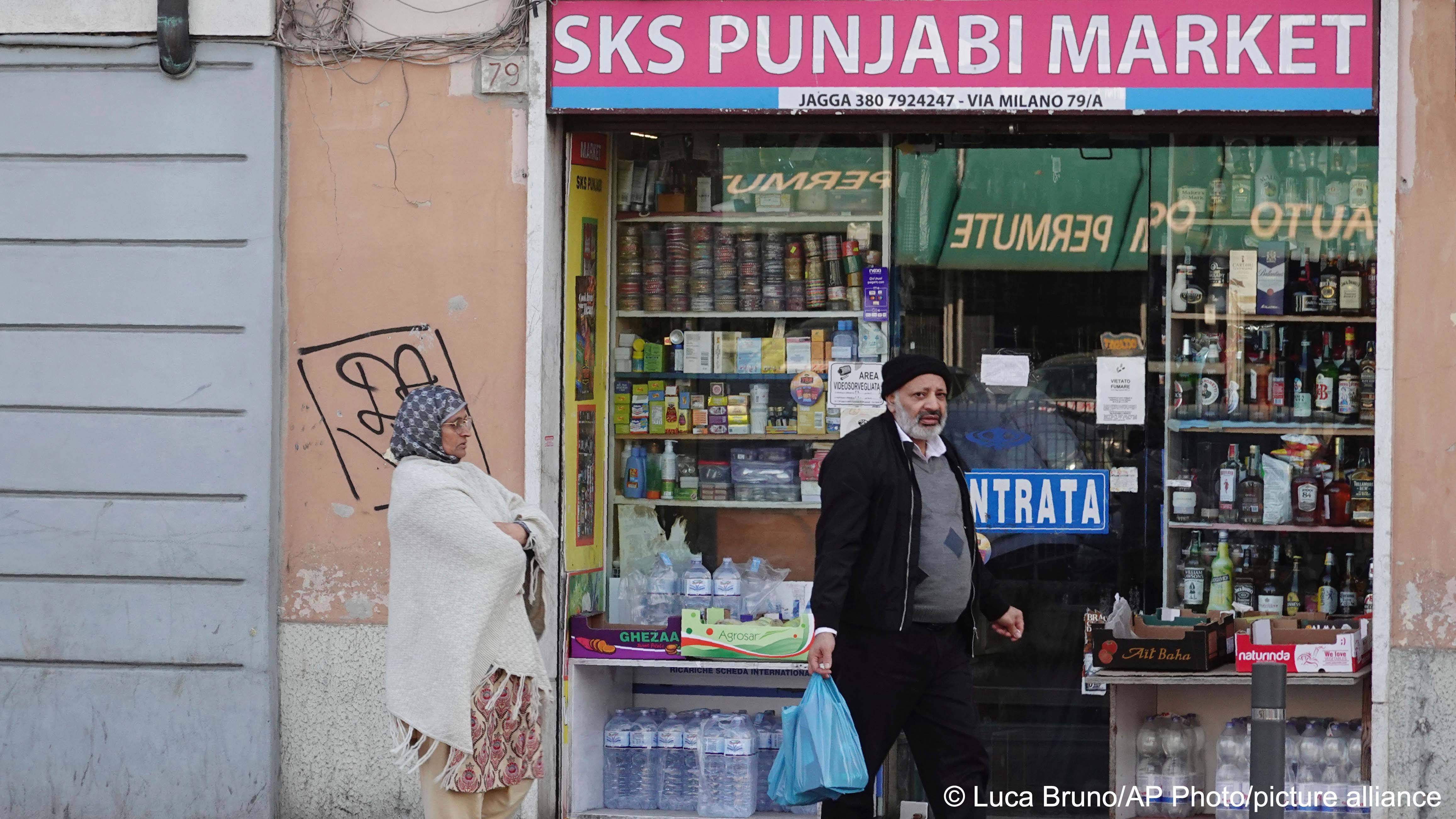 A Punjabi food store is open in the Fiumicello district of Brescia, northern Italy, 8 February 2023 (image: Luca Bruno/AP Photo/picture alliance)