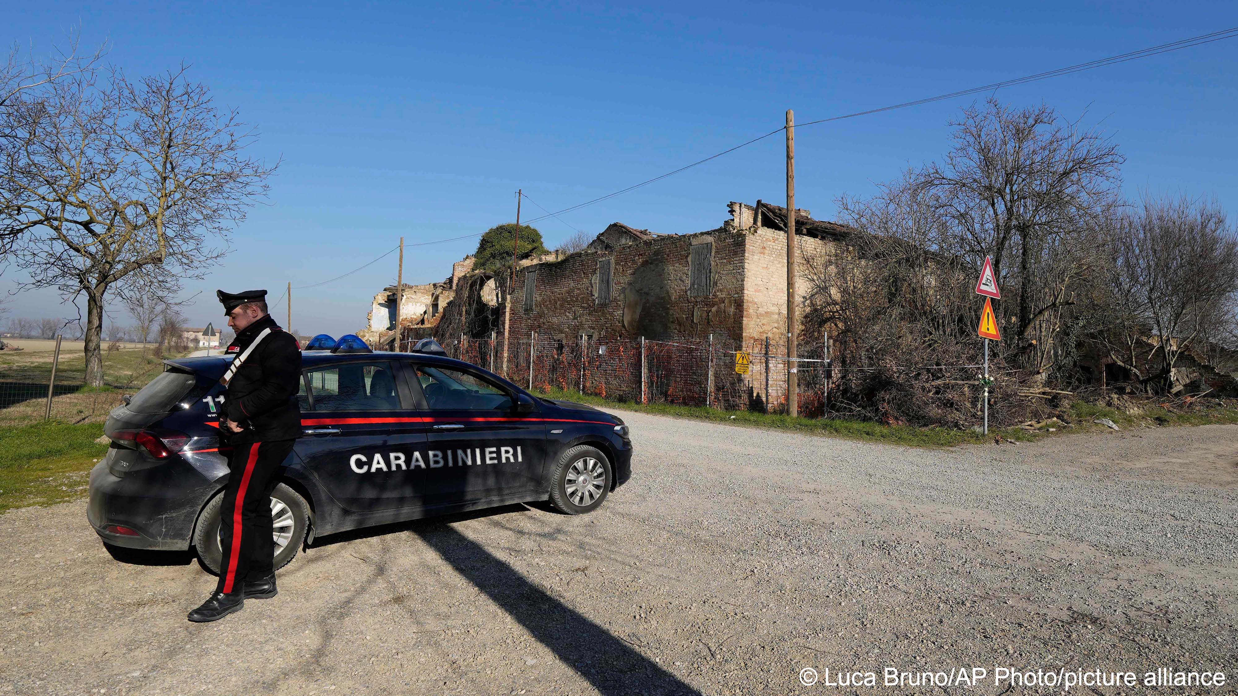 An Italian Carabinieri policeman patrols near the crumbling farmhouse in Novellara, northern Italy, Friday, Feb. 10, 2023, where the body of Pakistani Saman Abbas was dug up in November 2022, nineteen months after she had disappeared (image: Luca Bruno/AP Photo/picture alliance) 