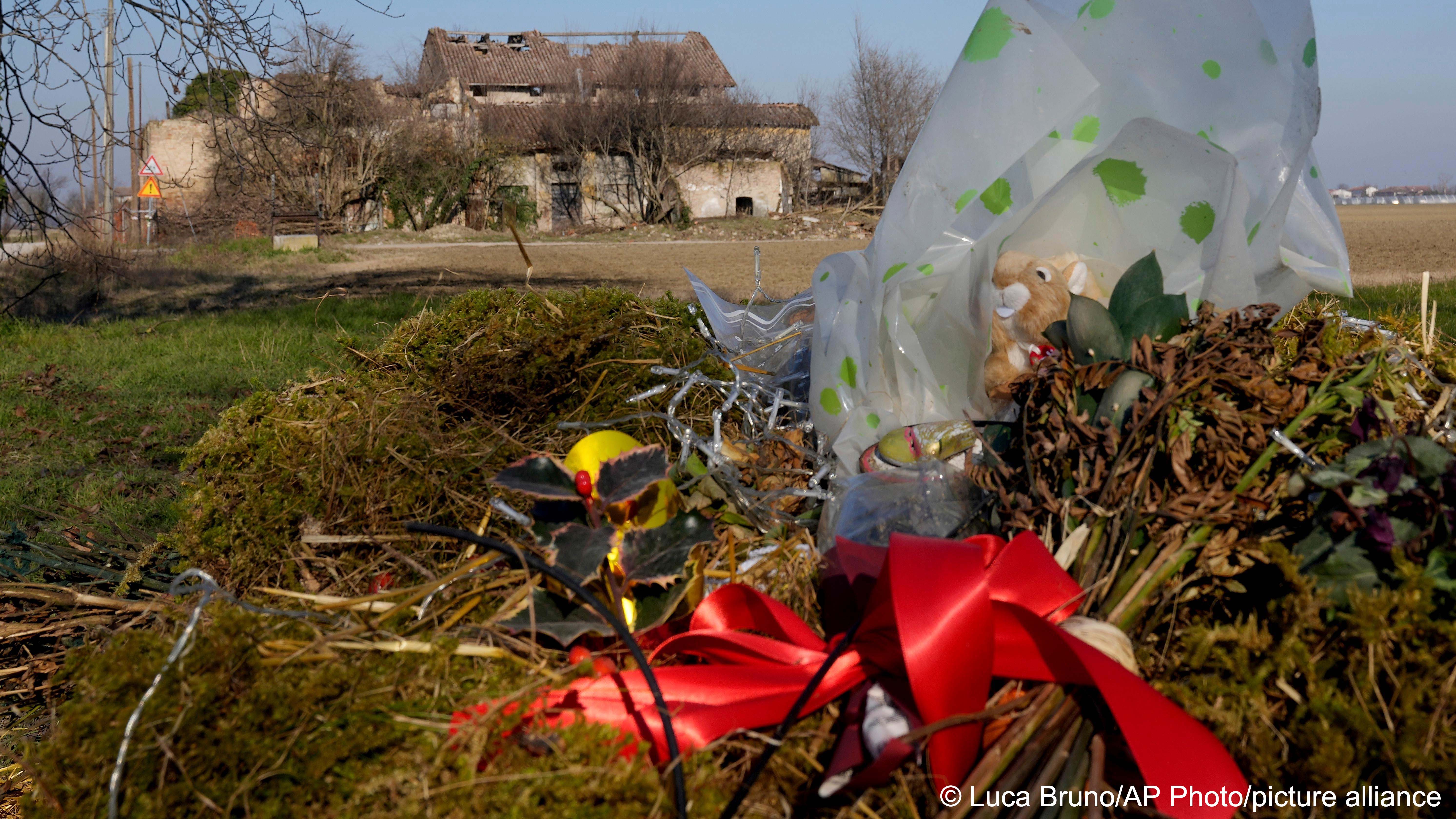 A stuffed toy squirrel and by now long dried flowers are left in tribute near the ruins of a farmhouse in Novellara, northern Italy, Friday, Feb. 10, 2023, where the body of Pakistani Saman Abbas was found in November 2021, nineteen months after she disappeared (image: Luca Bruno/AP Photo/picture alliance) 