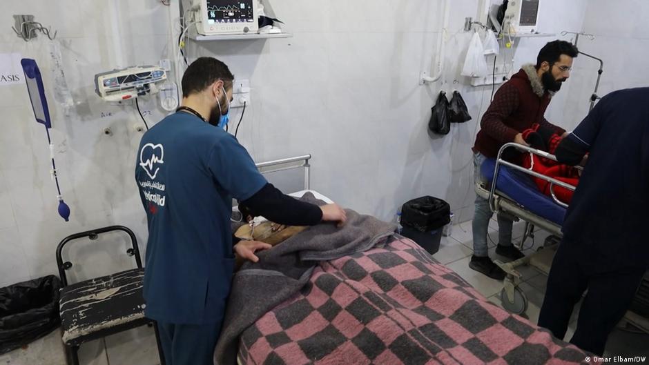 Krankenhauspersonal und Angehörige versorgen Erdbebenopfer in einem Krankenhaus in Idlib; Foto: Omar Elbam/DW