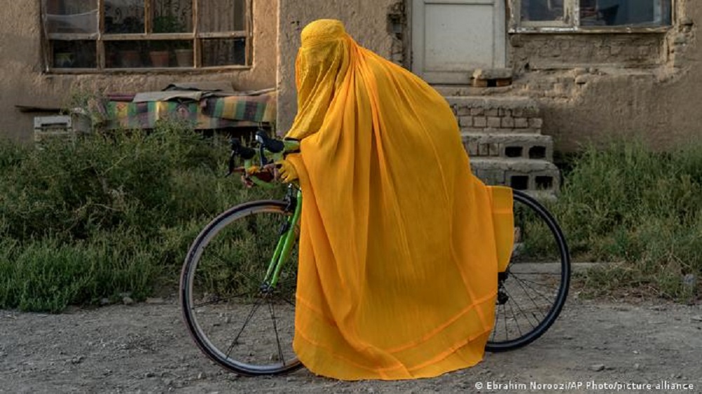 Eine Frau in Burka auf einem Rennrad.