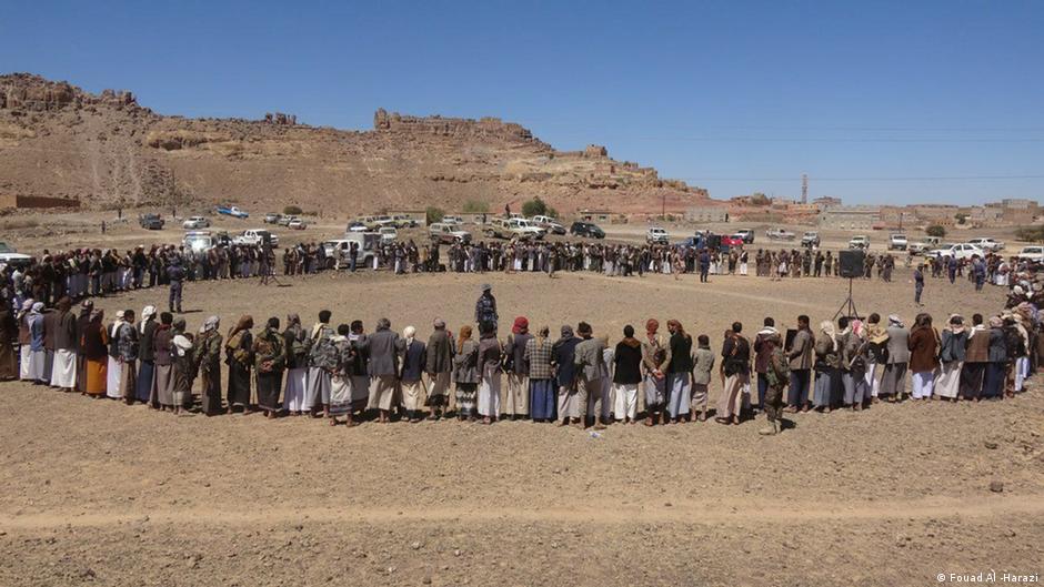 رجال قبائل يمنية يجتمعون في ساحة عامة لقراءة "قرارات" القبيلة. - العُرف القَبَلي في اليمن خصوصاً في شماله وشمال شرقه.  Jemen Das Stammesregime in Jemen Foto Fouad Al-Harazi