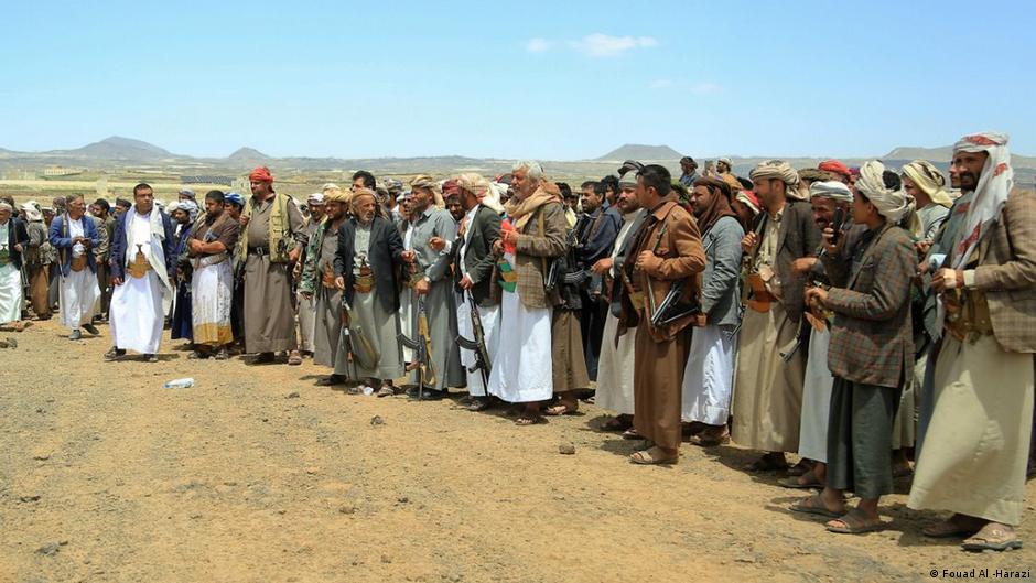 العُرف القَبَلي في اليمن خصوصاً في شماله وشمال شرقه - رجال قبائل يمنية يجتمعون في ساحة عامة لقراءة "قرارات" القبيلة. Jemen Das Stammesregime in Jemen Foto Fouad Al-Harazi 