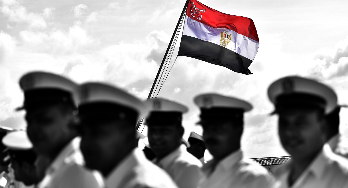 خبراء اقتصاديين دوليين ورجال أعمال مصريين اشتكوا من أن دور الجيش في الاقتصاد يزاحم القطاع الخاص ويخيف المستثمرين الأجانب.
