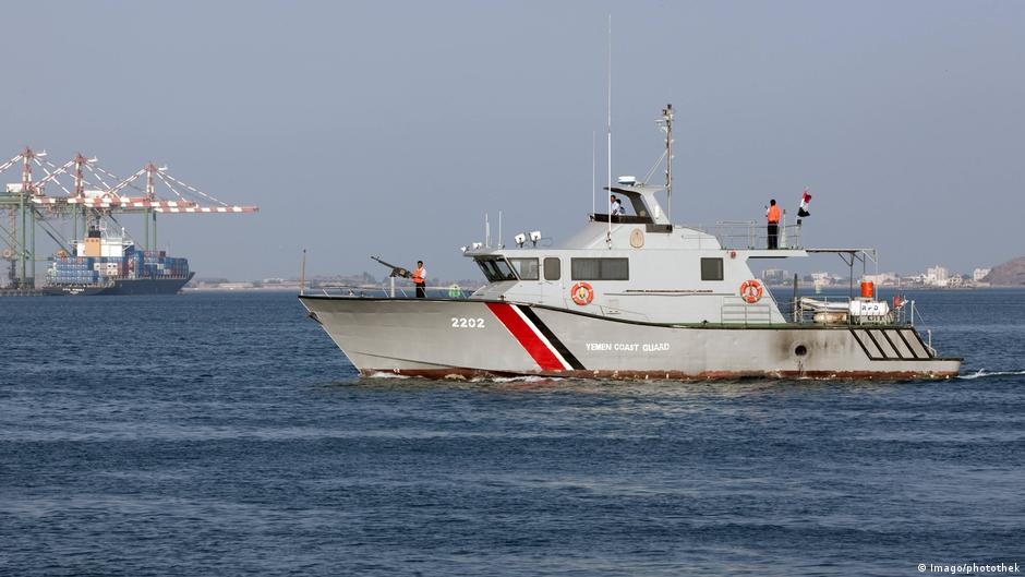 مضيق باب المندب عند سواحل اليمن - أهمية استراتيجية غير متراجعة عبر التاريخ 04 Jemen Küstenwache im Hafen von Aden Imago photothek