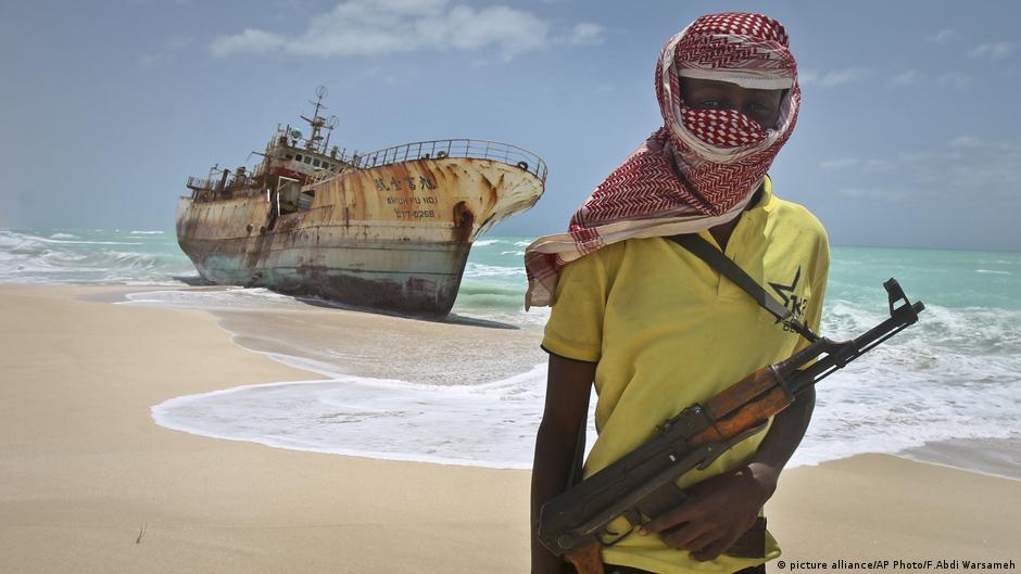 مضيق باب المندب عند سواحل اليمن - أهمية استراتيجية غير متراجعة عبر التاريخ 08 Somalischer Pirat Somalia picture alliance AP Photo F.Abdi Warsameh 