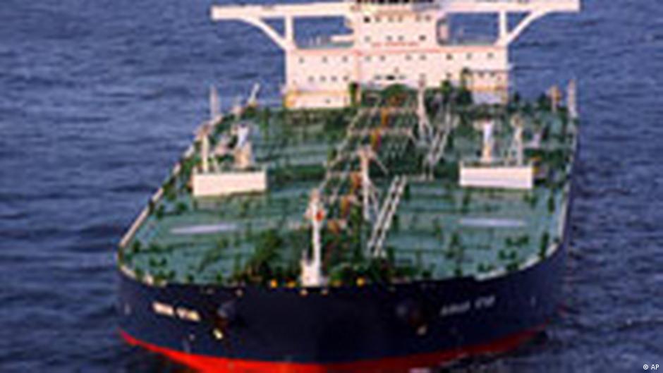 مضيق باب المندب عند سواحل اليمن - أهمية استراتيجية غير متراجعة عبر التاريخ 09 Supertanker von Piraten entführt AP