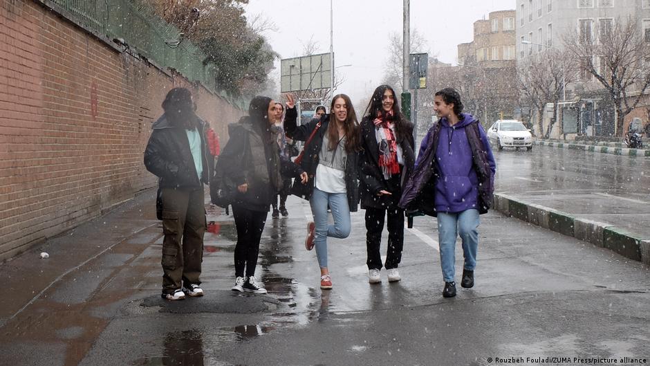 Young women without headscarves in the driving snow in Tehran (image: Rouzbeh Fouladi/ZUMA press/picture-alliance)