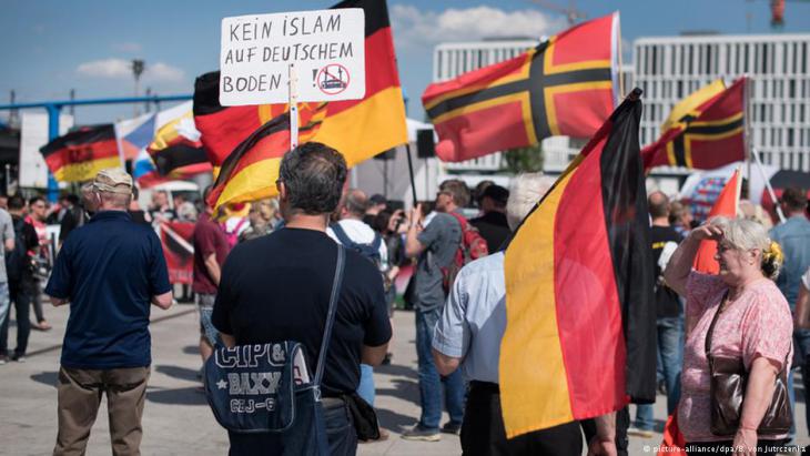 Right-wing populists demonstrate at Berlin Central Station (image: picture-alliance/dpa/E.v. Jutrcznk)