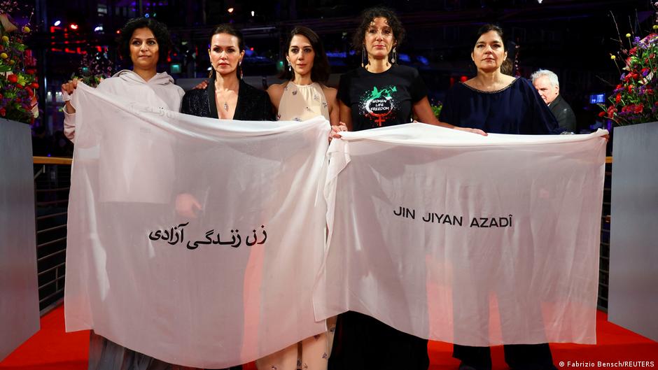 أعضاء من قِطَاع السينما الإيرانية يتظاهرون خلال مهرجان برليناله 2022 في ألمانيا.
