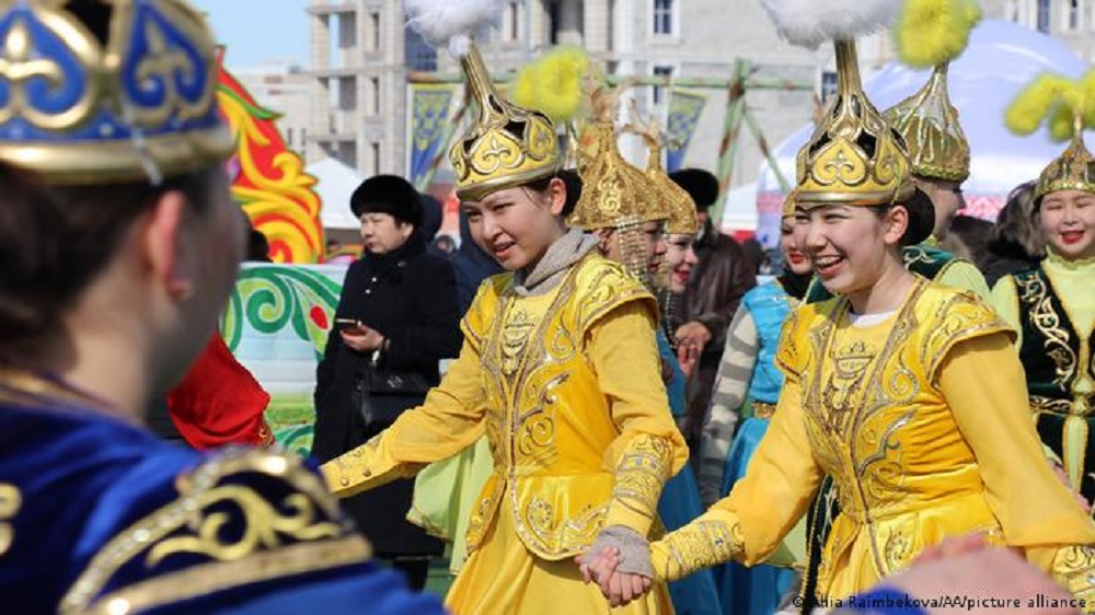 Die Menschen in Kasachstan glauben, dass Nouruz Erneuerung und Glück bringt. Deswegen werden vorab die Häuser blitzblank geputzt, um Krankheit und Unglück von den Bewohnern fern zu halten. Am Fest selbst finden Wettbewerbe zwischen Männer- und Frauengruppen statt. Wenn die Frauen gewinnen, gilt das als ein Segen; siegen die Männer, steht ein schlechtes Jahr bevor - so der Volksglaube.