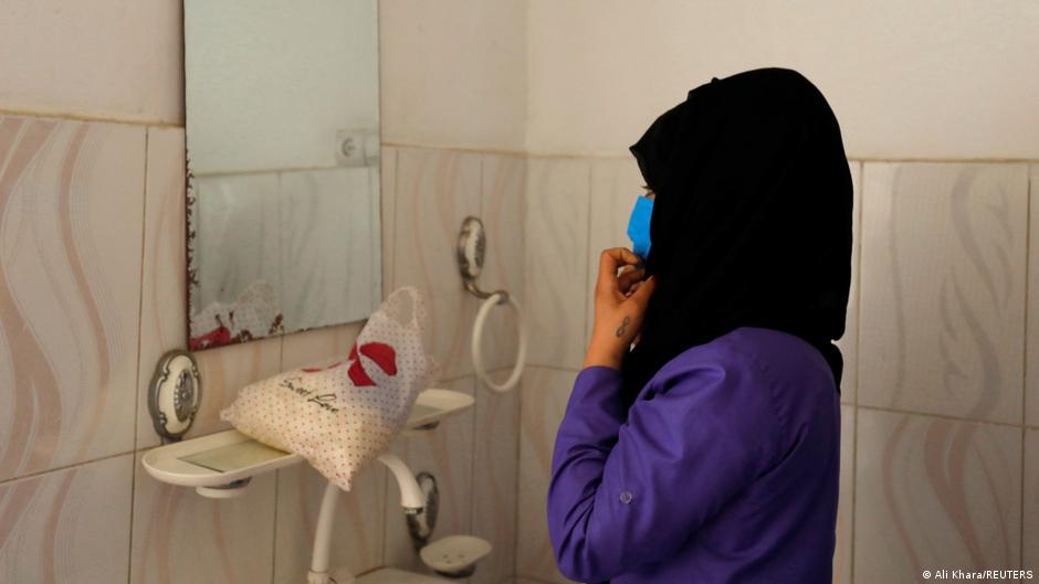 أمل للنساء الحوامل في أفغانستان - تأهيل شابات أفغانيات لمهنة القابلة 05 Eine junge afghanische Frau richtet ihr Kopftuch vor einem Spiegel Foto Reuters