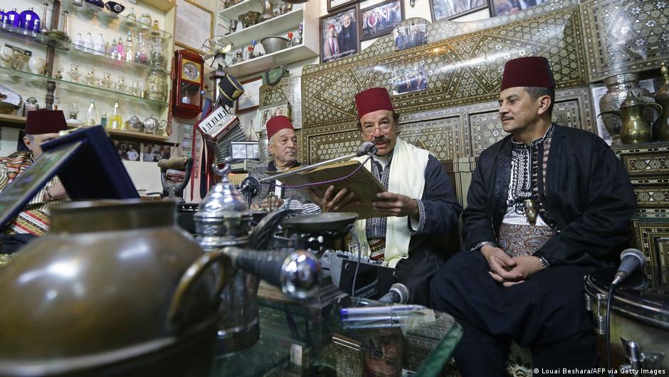 حكواتي تقليدي يروي القصص في رمضان. A traditional Ramadan storyteller (image: Louai Beshara/AFP via Getty Images)