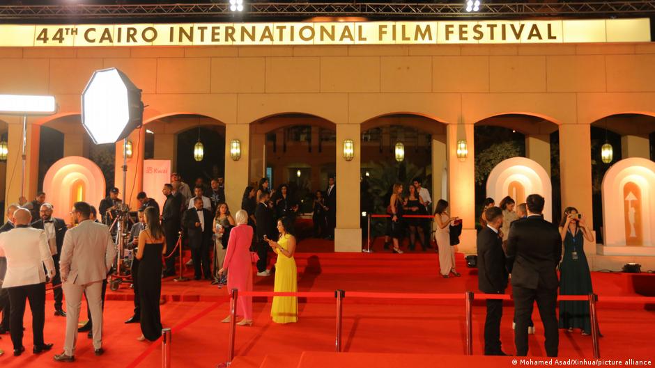 فتتاح الدورة الرابعة والأربعين لمهرجان القاهرة السينمائي الدولي - مصر. People attend the opening of the 44th Cairo International Film Festival (image: Mohamed Asad/Xinhua/picture alliance)