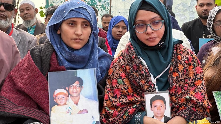 Two women hold pictures of missing family members in their hands (image: Arafatul Islam/DW) 
