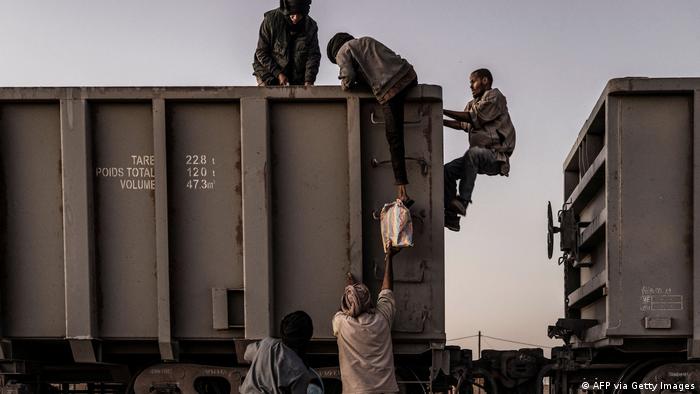 "قطار الصحراء" في موريتانيا - هو أطول قطارات العالم وأبطأها أيضا 01 Mauretanien - Zug Ein wilder Ritt durch die Sahara Foto Getty Images 