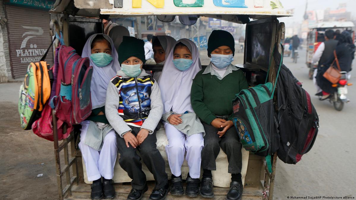Pakistani school children during the COVID-19 pandemic (image: Mohammed Sajjad/AP Photo/picture-alliance)