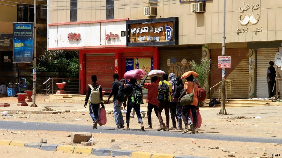 Zivilisten im Sudan, die sich mit dem Allernötigsten in Sicherheit bringen; Foto: AFP
