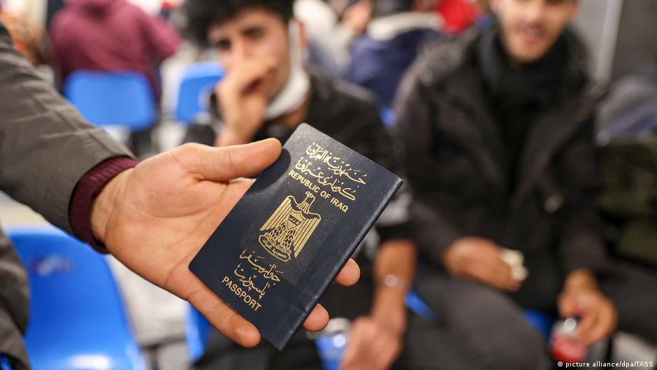جواز سفر عراقي. Belarus Flüchtling hält Pass aus Irak Foto Picture Alliance
