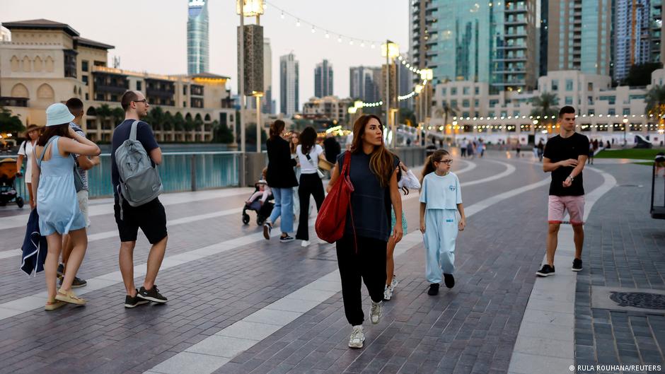 يشكل الرعايا الأجانب نسبة تقترب من 90 في المئة من سكان الإمارات البالغ عددهم نحو 10 ملايين نسمة. Dubai Menschen vor Einkaufszentrum Foto Reuters