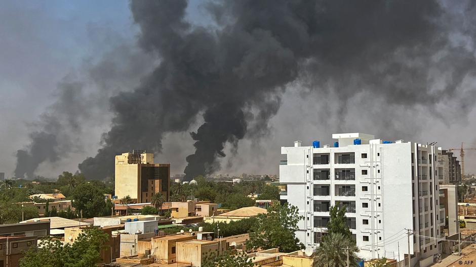 Im Sudan kämpfen zwei Generäle um Macht und Pfründe. Mit ihnen kann es keine Demokratie geben, sagt eine Aktivistin in Khartum: Dafür müssten Frauen in die Politik. Ein Interview von Andrea Backhaus 