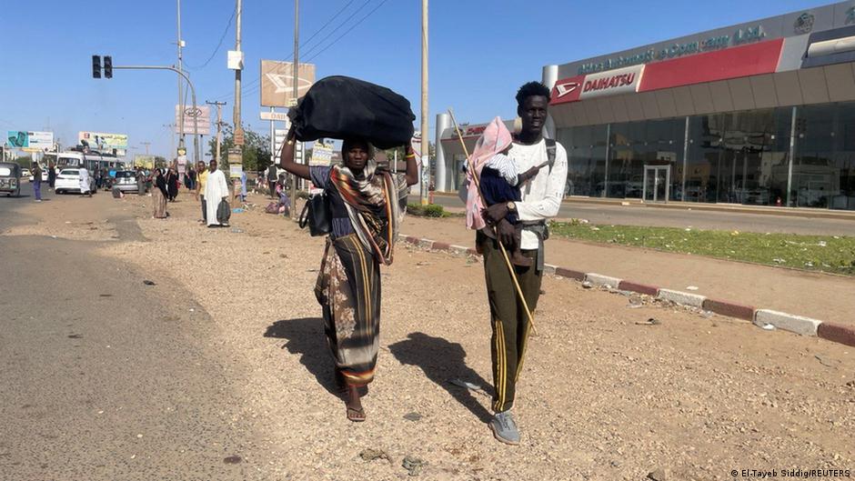 شهدت الخرطوم والعديد من الولايات الأخرى عمليات نزوح مع استمرار القتال في السودان. Sudan Khartum Kämpfe Fliehende Menschen Foto Reuters