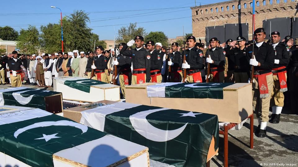 Trauerfeierlichkeiten für die Opfer eines Anschlags der TTP in Pakistan; Foto: Str./AFP/Getty Images 