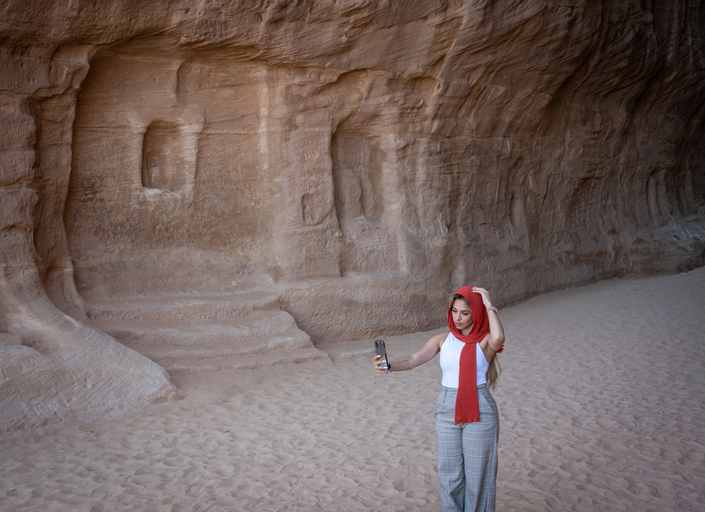 سائحة في مدينة العلا الصحراوية - السعودية. Touristin in al-Ula, Saudi-Arabien; Foto: Philipp Breu