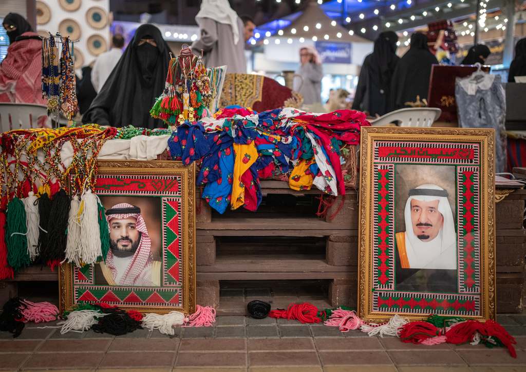 Bilder des saudischen Königs und des Kronprinzen Mohammed bin Salman auf einem Flohmarkt in Riad; Foto: Philipp Breu