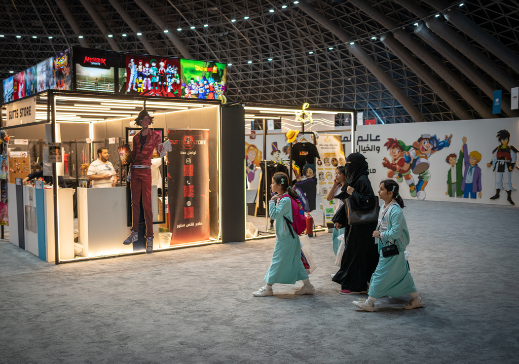Women and girls attend the book fair in Jeddah (image: Philipp Breu)