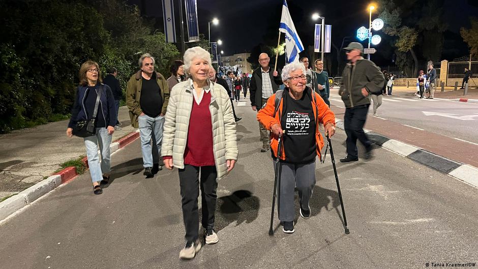 يهوديت إلكانا (يسار الصورة) في مظاهرة ضد الإصلاح القضائي في القدس تبقى متفائلة رغم كل شيء - إسرائيل. Two elderly women, Yehudit Elkana on the left, on a protest march in Tel Aviv (image: Tania Kraemer/DW)