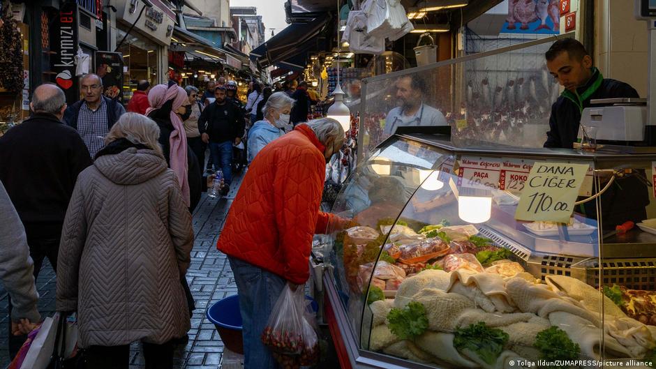 سوق في إسطنبول - تركيا.  Ein Markt in Istanbul; Foto: olga Ildun/ZUMAPRESS/picture-alliance
