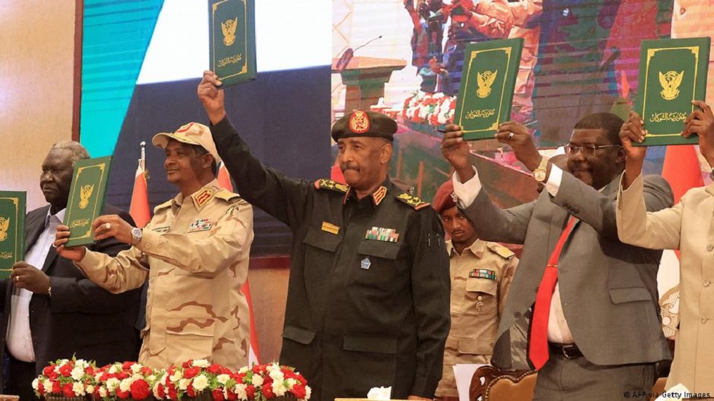 Die Vertreter der sudanesischen Zivilgesellschaft haben einen verhängnisvollen Fehler begangen, als sie sich auf dem Höhepunkt der Volksrevolution auf eine Machtteilung mit dem Militär einließen. Durch unnötige Konzessionen und ihr blindes Vertrauen in die Versprechungen der Armee tragen sie eine Mitverantwortung für die aktuelle Situation, meint Ali Anouzla in seinem Kommentar. 