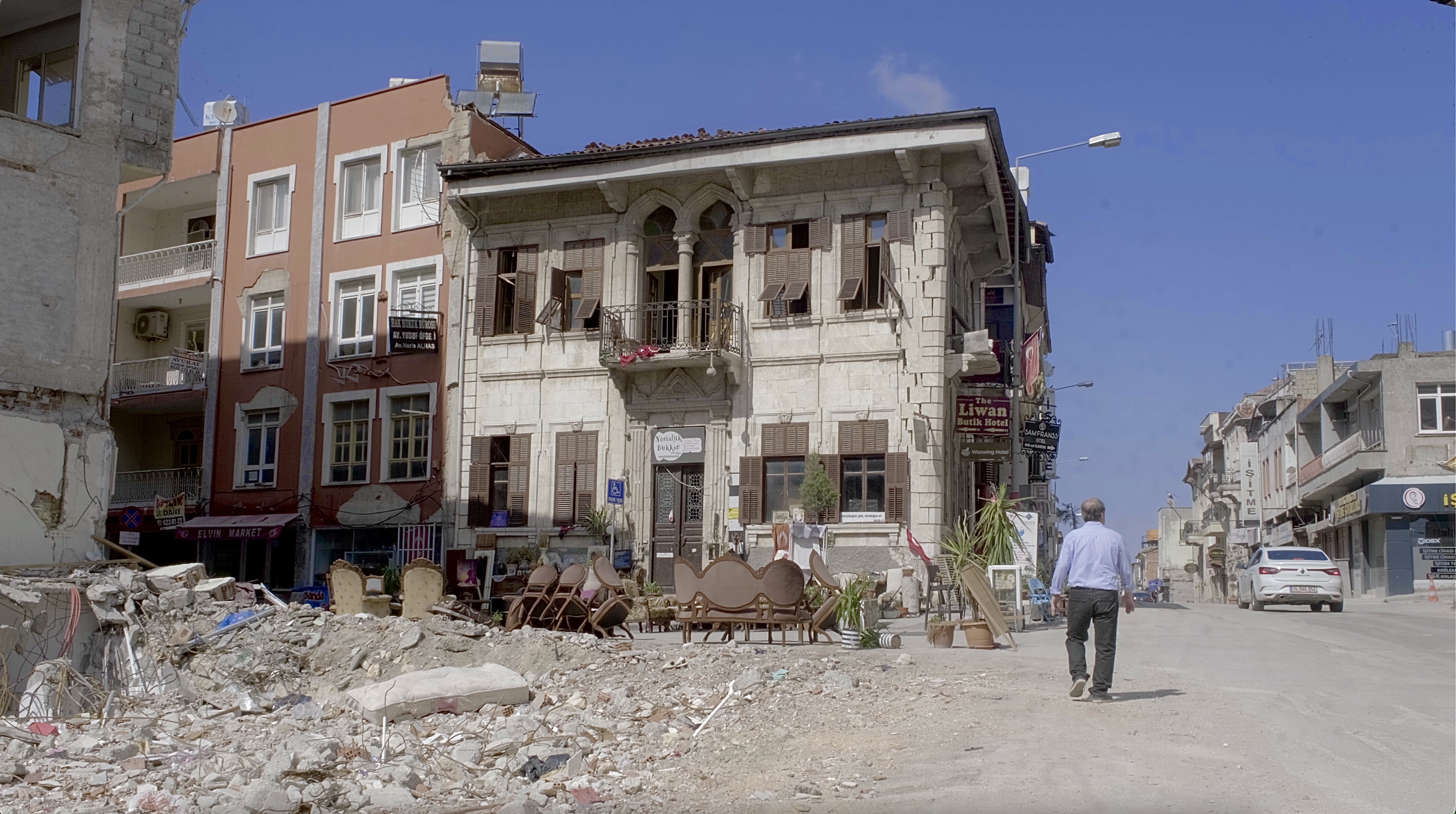 Eines der wenigen verbliebenen historischen Gebäude in der Kurtuluş Caddesi (Herodes Straße), Antakya, Türkei (Foto: Ayşe Karabat)