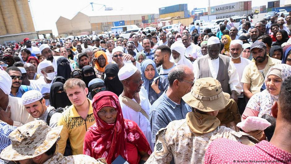 Warten auf Evakuierung in Port Sudan; Foto: Ibrahim Mohammed Ishak/Reuters 