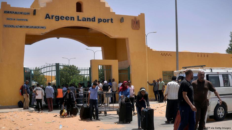 Sudanesen vor dem Grenzübergang Argeen Port nach Ägypten; Foto: AFP via Getty Images