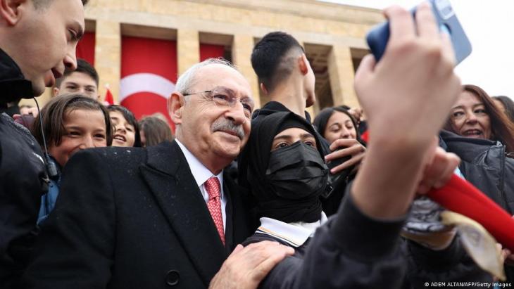 Opposition leader Kemal Kılıçdaroğlu poses for a selfie in a crowd (photo: Adem Altan/AFP/Getty Images)